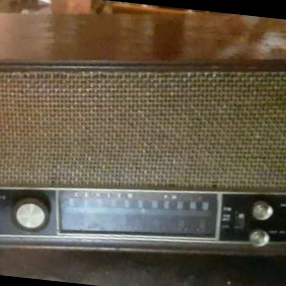 Zenith Vintage Radio - Black and Silver